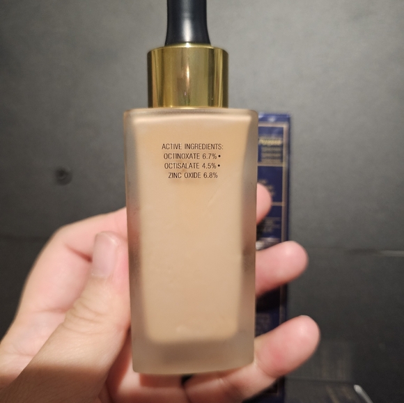 4C3ESTĒE LAUDER Futurist SkinTint Serum - Picture 2 of 8